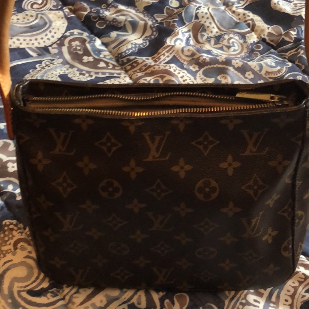 Louis Vuitton looping MM hobo bag